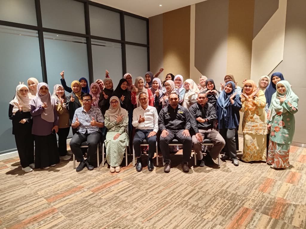 Group photo with participants